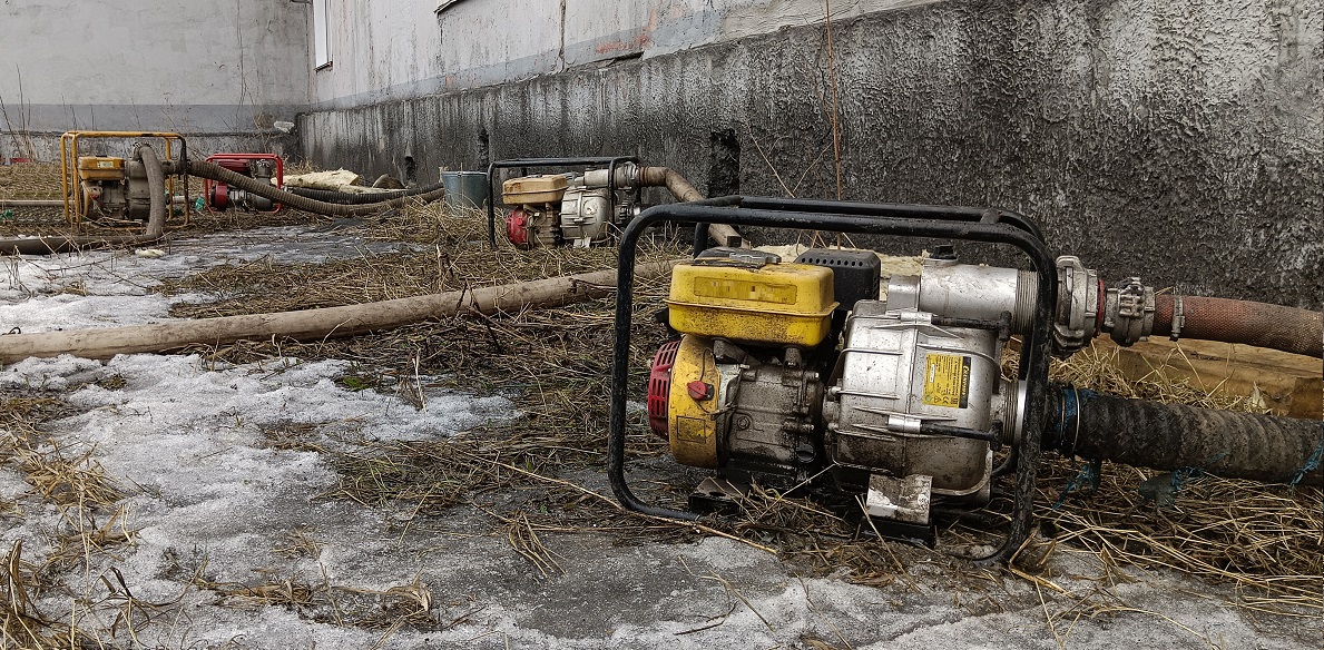 Откачка мотопомпами талой воды из подвала дома в Конаково
