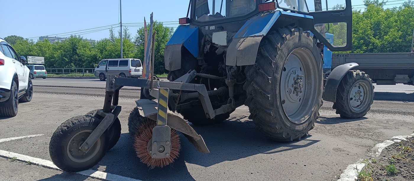 Услуги трактора с щеткой МТЗ в Осташкове