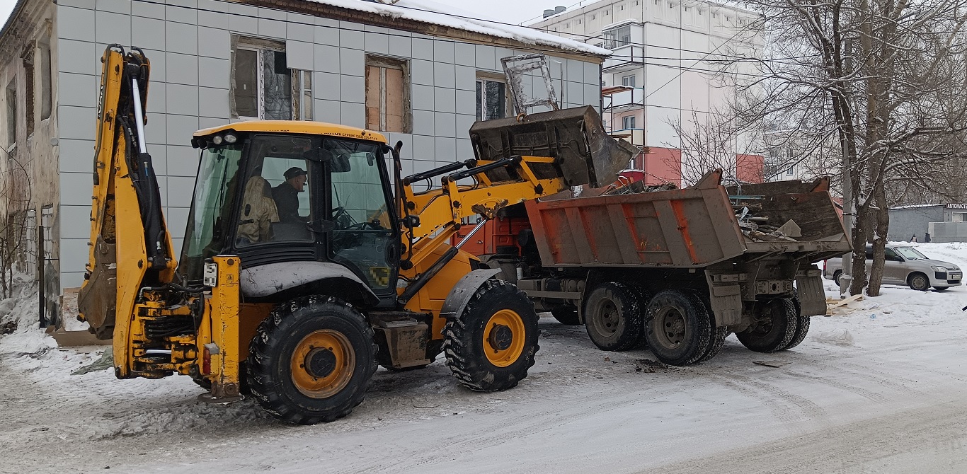 Уборка и вывоз строительного мусора, ТБО с помощью экскаватора и самосвала в Ржеве